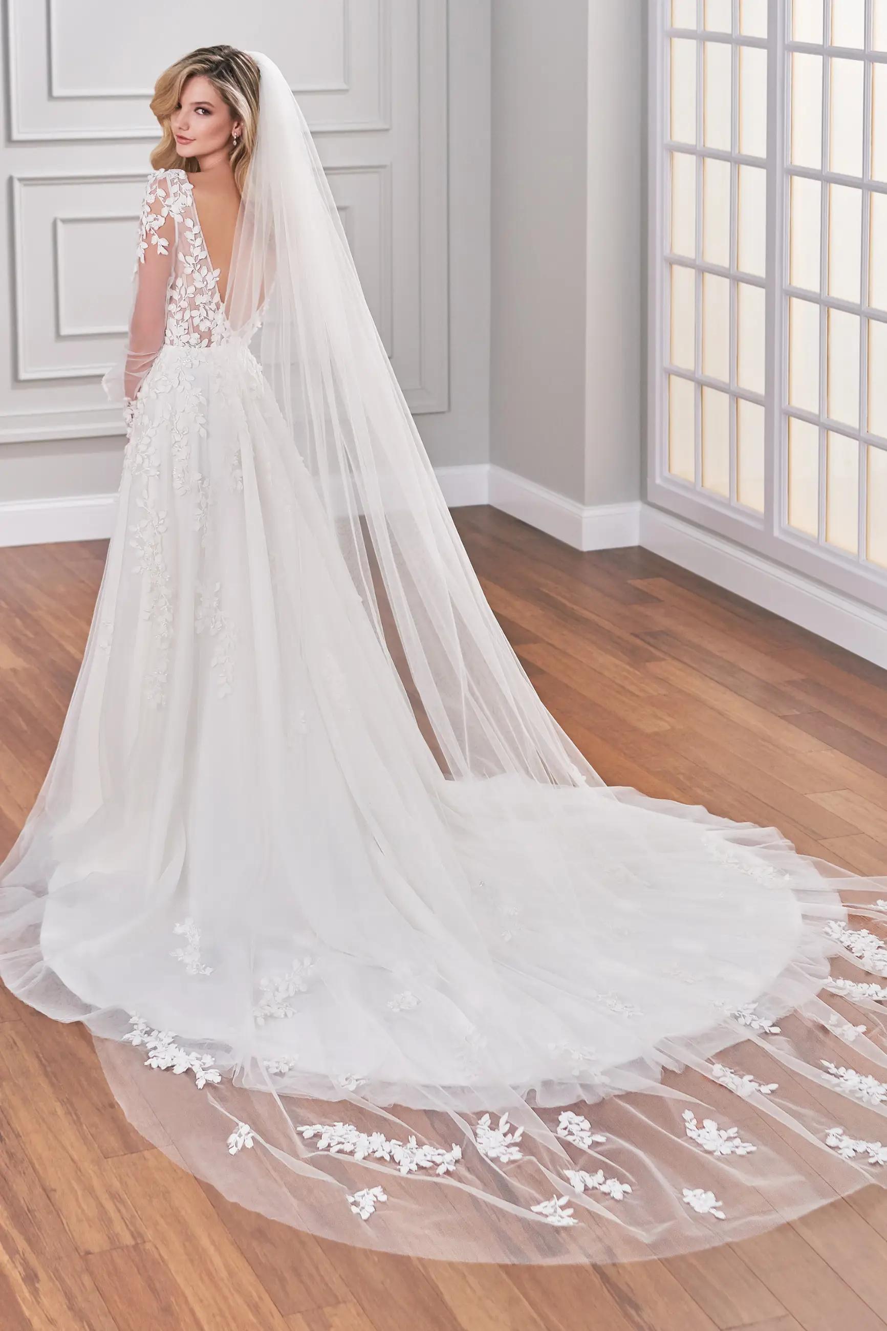 Lace and Grace: Incorporating Lace Details into Your Bridal Look Image #1